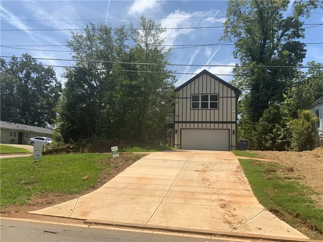 view of front facade featuring a front lawn and a garage