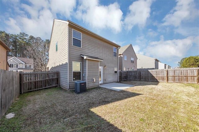 view of front facade featuring a front yard and a garage