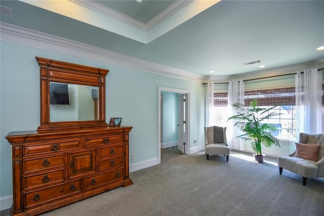 living area featuring visible vents, baseboards, carpet, crown molding, and recessed lighting