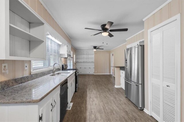 kitchen with stainless steel appliances, ceiling fan, dark wood-type flooring, sink, and white cabinetry