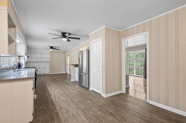 kitchen with ceiling fan, sink, dark hardwood / wood-style flooring, stainless steel fridge, and crown molding