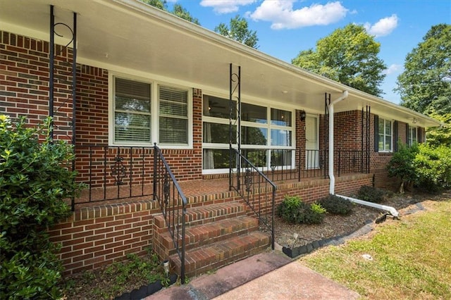 property entrance featuring a porch