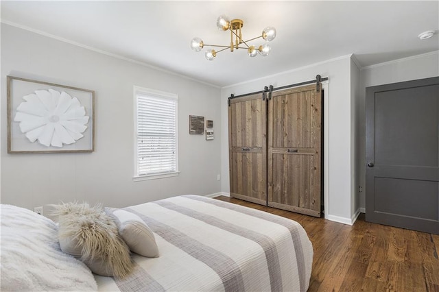 bedroom with baseboards, a barn door, an inviting chandelier, ornamental molding, and wood finished floors