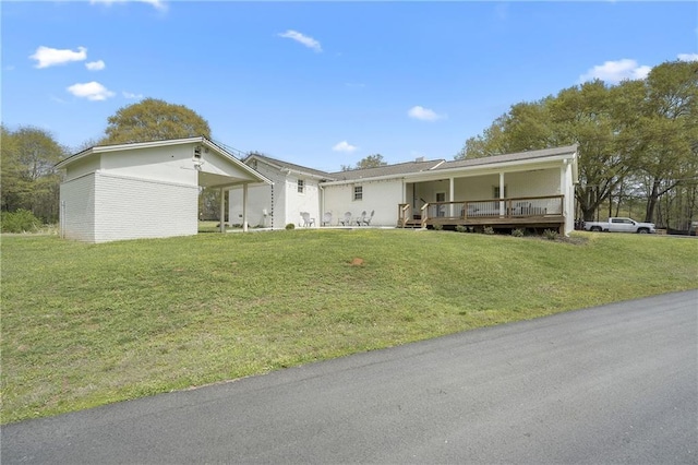view of front facade with a front yard