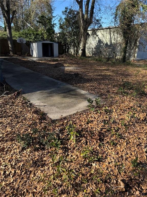 view of yard featuring a storage shed