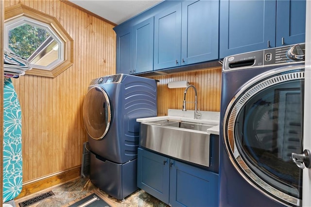 laundry room featuring a sink, cabinet space, visible vents, and washer and dryer