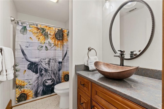 full bath with visible vents, a shower with shower curtain, toilet, vanity, and tile patterned floors