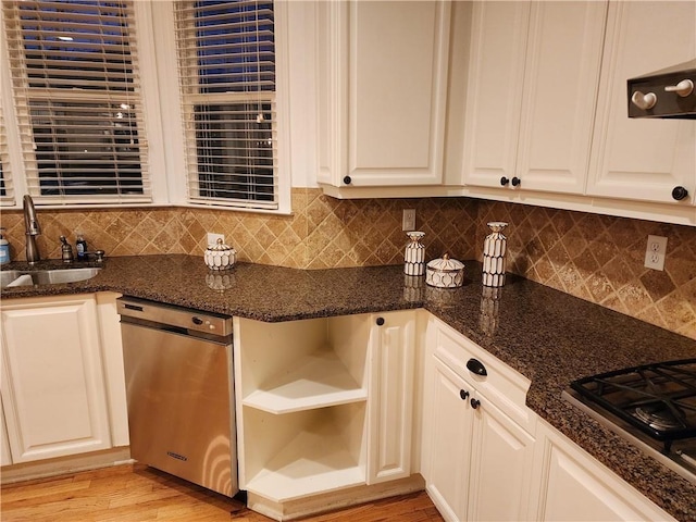 1105 River Laurel Dr, Suwanee, GA 30024 - kitchen with dishwasher, a sink, gas cooktop, tasteful backsplash, and light wood-style floors