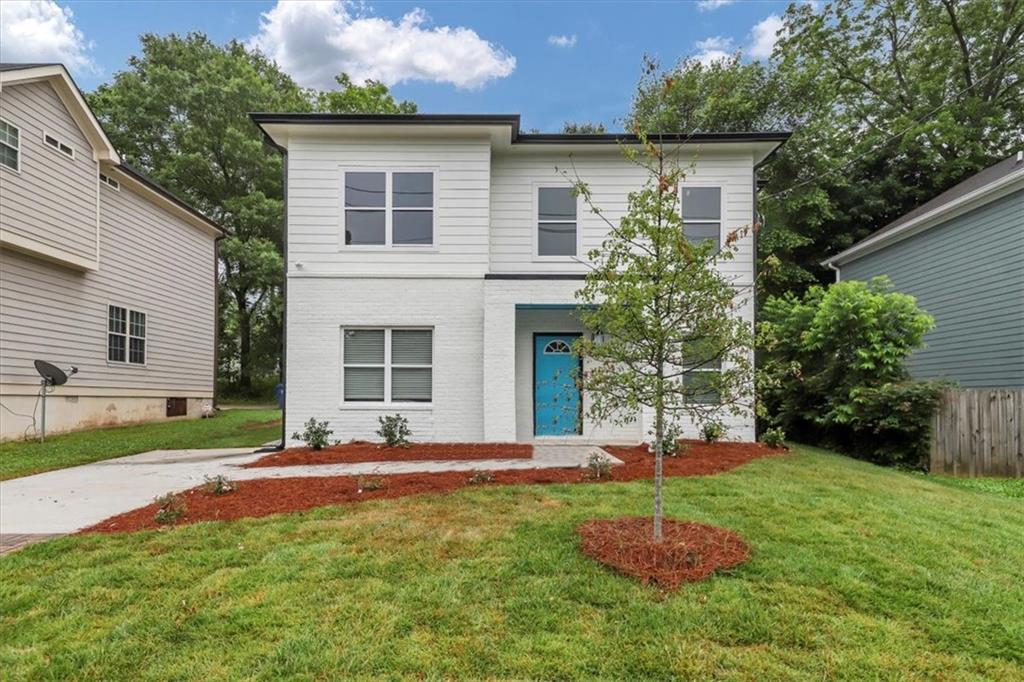 view of front of house featuring a front lawn