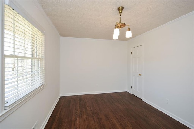 unfurnished room featuring ornamental molding, a textured ceiling, an inviting chandelier, baseboards, and dark wood-style flooring