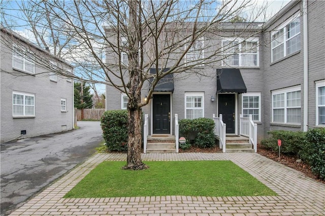 view of front of house with a front lawn