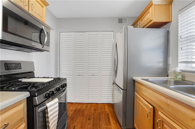 unfurnished bedroom with hardwood / wood-style floors, a closet, ceiling fan, and crown molding