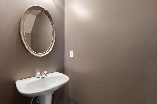 bathroom featuring a sink