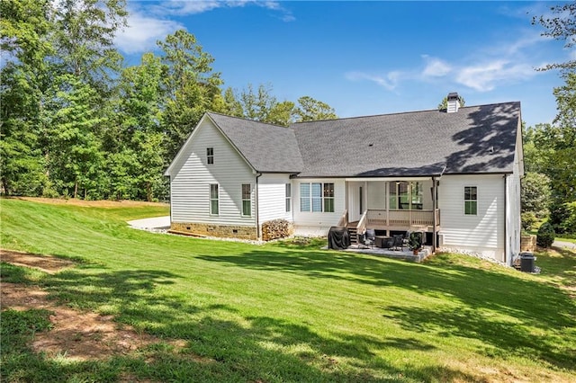 back of house featuring a lawn