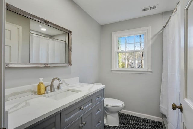 full bathroom featuring visible vents, baseboards, toilet, a shower with shower curtain, and vanity