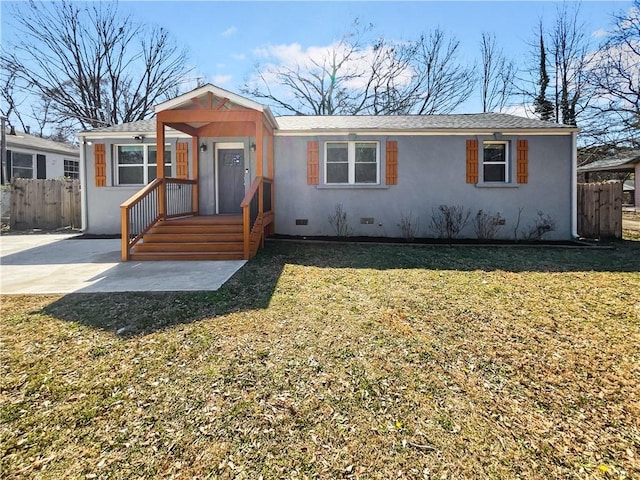 view of front of house featuring roof with shingles, crawl space, fence, a front lawn, and stucco siding