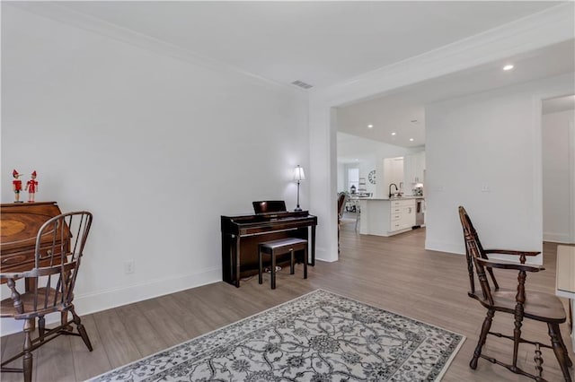 living area with baseboards, recessed lighting, and light wood finished floors