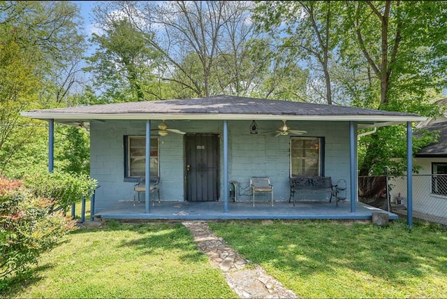 view of front facade featuring a front lawn and ceiling fan