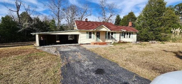 view of front of home with aphalt driveway