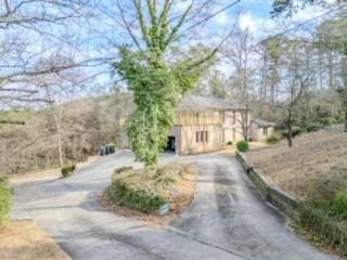 view of front of house featuring aphalt driveway