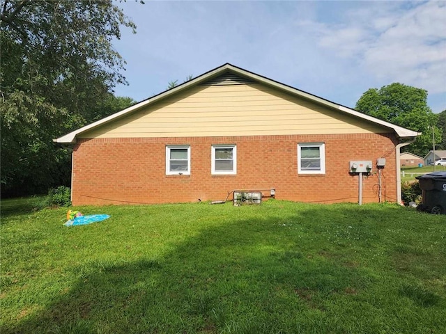 view of side of property featuring a lawn