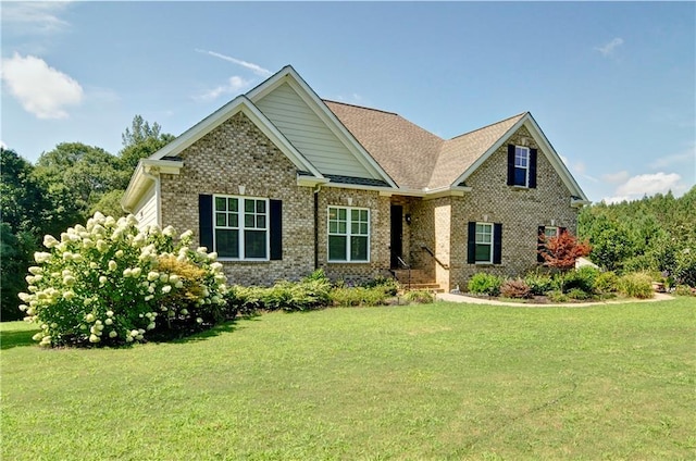 craftsman inspired home featuring a front lawn