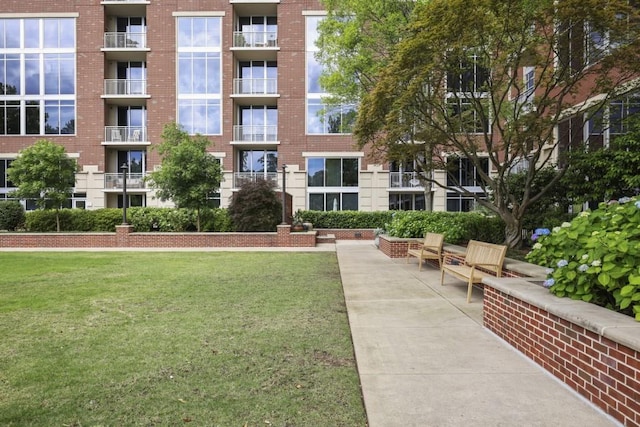 view of property's community featuring a lawn