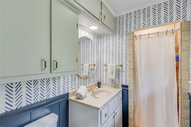 613 Holly Dr, Gainesville, GA 30501 - full bathroom featuring curtained shower, wallpapered walls, toilet, and vanity