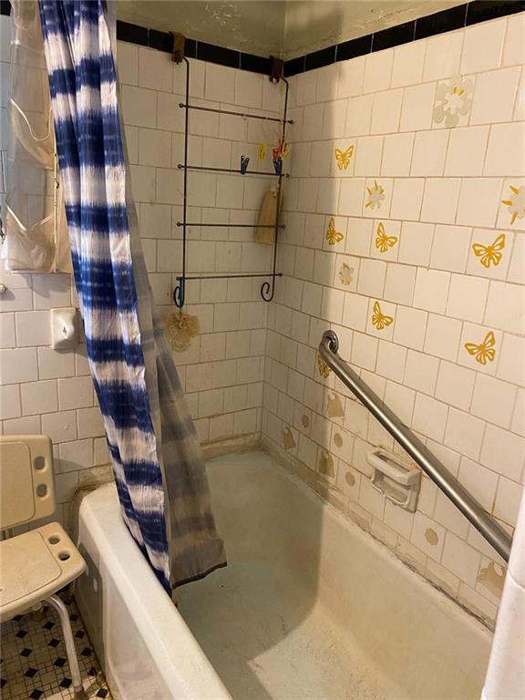 2689 Knox St NE, Atlanta, GA 30317 - bathroom featuring shower / bath combo