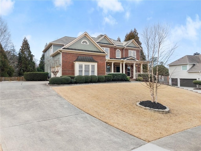 view of front of property featuring a front lawn