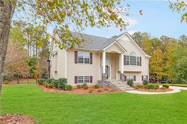 split foyer home featuring a front lawn