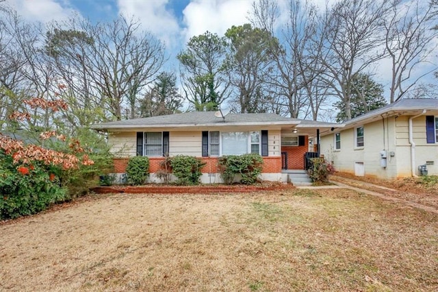 single story home with a front yard