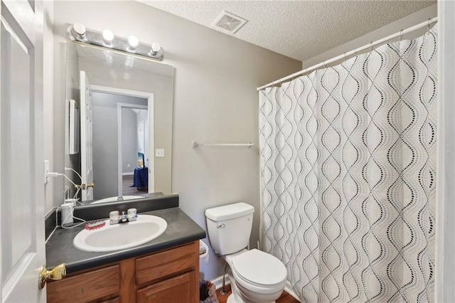 full bath with toilet, vanity, a textured ceiling, and a shower with shower curtain