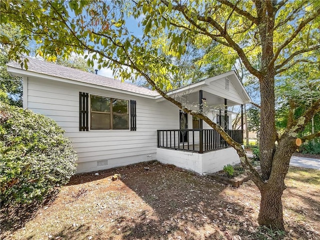 ranch-style house with a porch