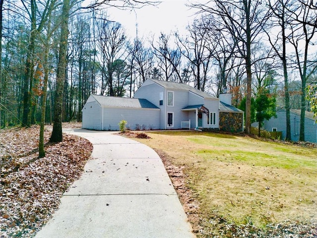 5419 S Lake Dr, Douglasville, GA 30135 - traditional home featuring driveway and a front lawn