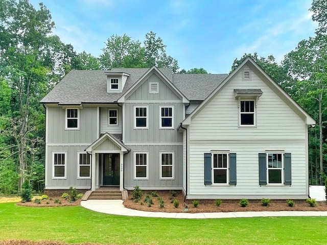 modern farmhouse style home featuring a front lawn