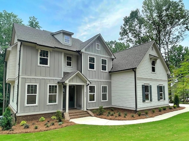 view of front facade featuring a front lawn