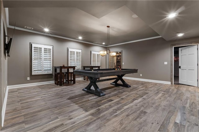 playroom with crown molding, a chandelier, hardwood / wood-style floors, and pool table