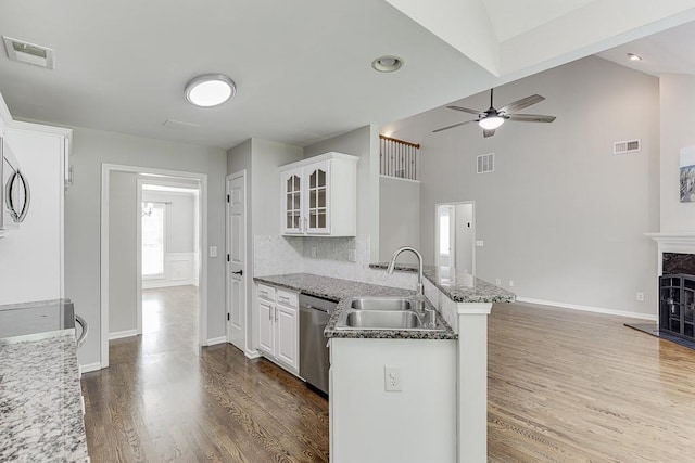 4690 Martins Crossing W Dr, Flowery Branch, GA 30542 - kitchen featuring a sink, appliances with stainless steel finishes, a peninsula, white cabinetry, and high vaulted ceiling