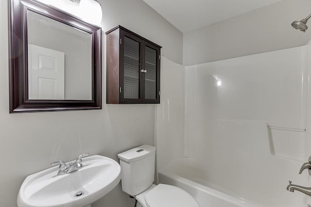 4690 Martins Crossing W Dr, Flowery Branch, GA 30542 - full bath featuring a sink, washtub / shower combination, and toilet