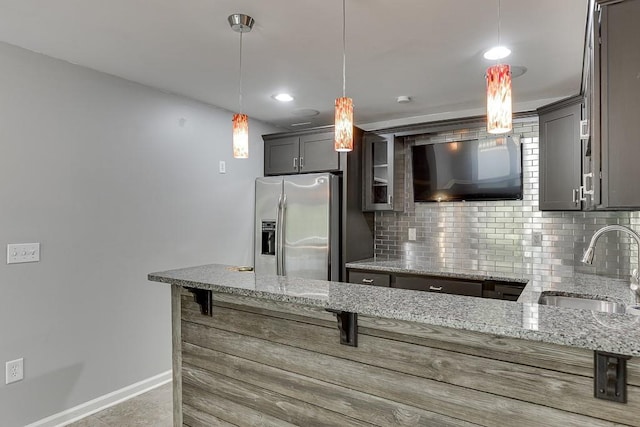 4690 Martins Crossing W Dr, Flowery Branch, GA 30542 - kitchen featuring stainless steel fridge, a sink, backsplash, baseboards, and recessed lighting