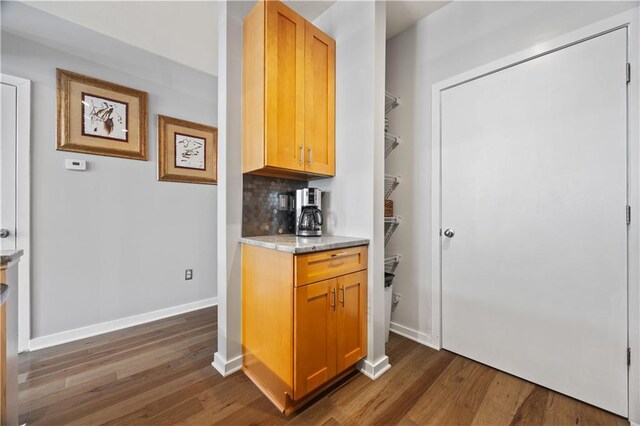 800 Peachtree St NE Unit 1504, Atlanta, GA 30308 - bar area with dark wood finished floors, tasteful backsplash, and baseboards