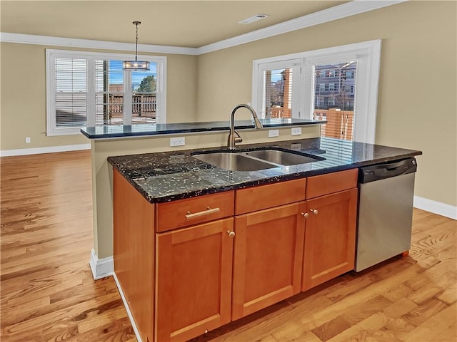 kitchen with crown molding, a center island with sink, light wood-style flooring, stainless steel dishwasher, and a sink