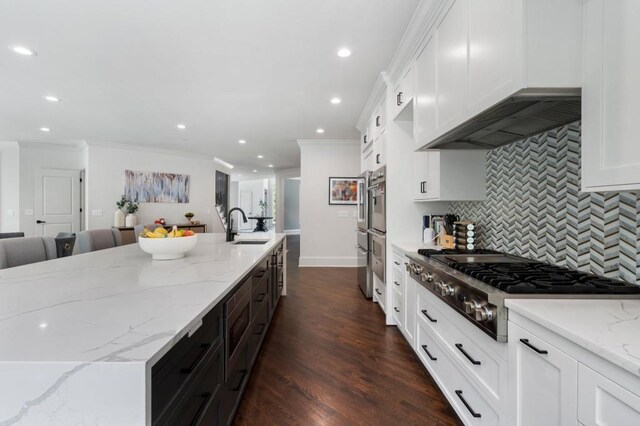 330 Longvue Ct, Johns Creek, GA 30097 - kitchen with stainless steel appliances, a sink, crown molding, decorative backsplash, and a large island
