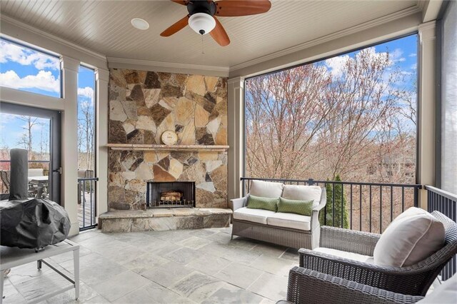 unfurnished sunroom featuring outdoor lounge area and ceiling fan