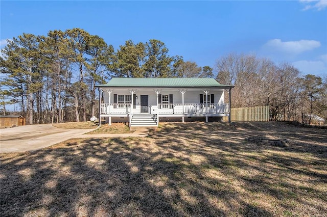 view of front facade featuring covered porch and a front lawn