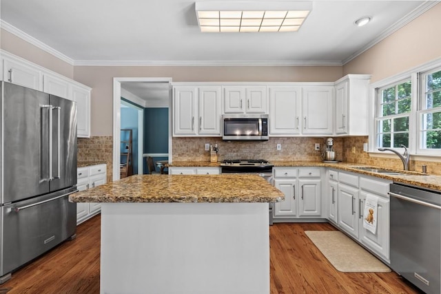 120 Ashewoode Downs Ln, Alpharetta, GA 30005 - kitchen featuring stainless steel appliances, white cabinets, a center island, and crown molding