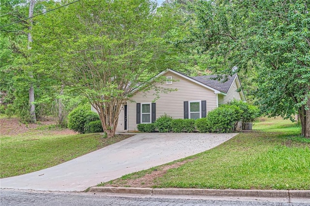 view of front facade featuring a front yard and concrete driveway
