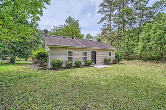 back of house featuring a lawn
