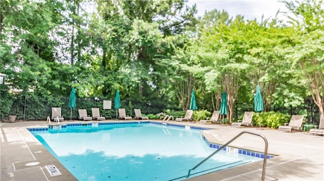 3275 Lenox Rd NE Unit 413, Atlanta, GA 30324 - community pool with view of wooded area and a patio area